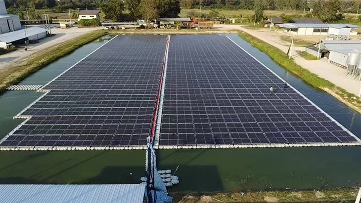 Ujuv päikeseenergia süsteem